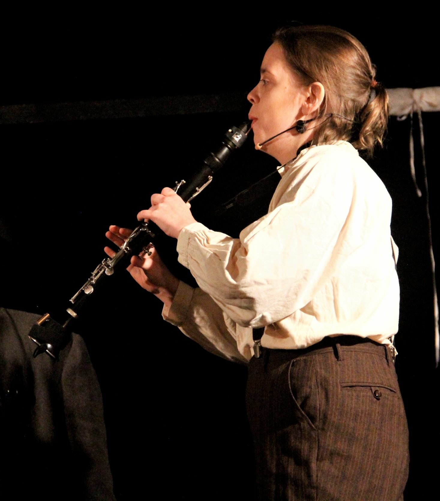 Therese Olsson Hugosson med klarinett i föreställninge I sägnernas spår